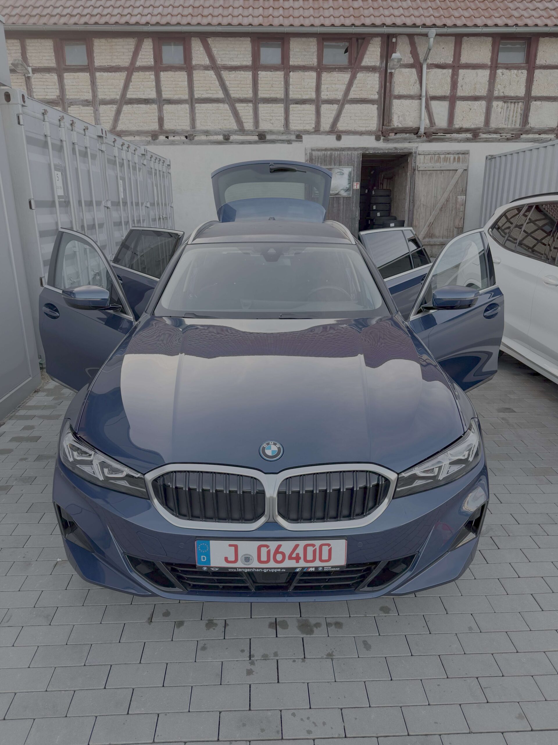 BMW 320e oldalnézet referencia